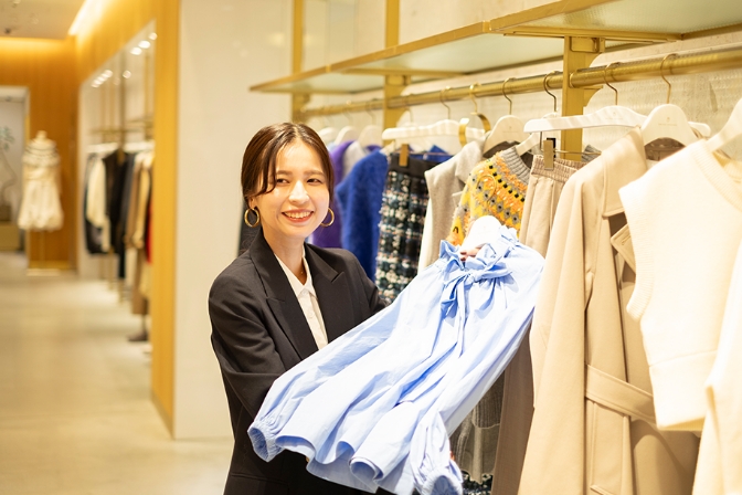 店頭接客中の女性スタッフ