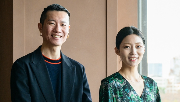 販売スペシャリスト男女2名正面写真