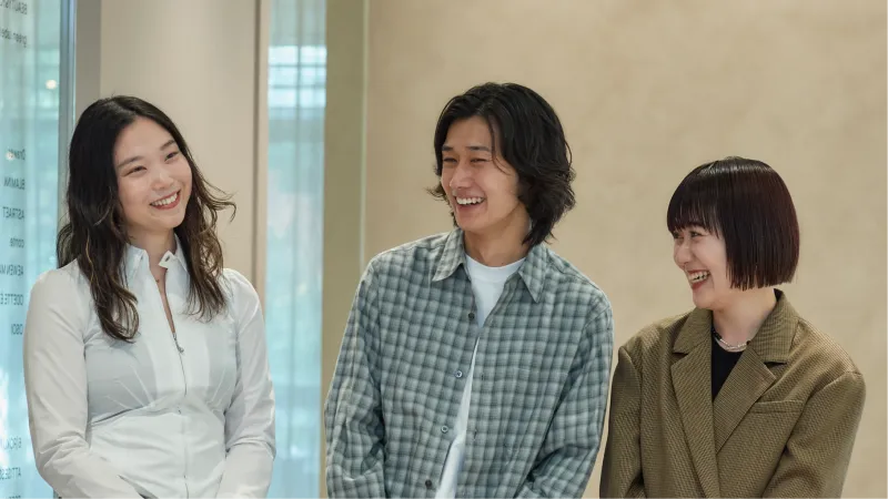 楽しく会話をする三名。左：シオノさん、中央：サクマさん、右：オオモトさん