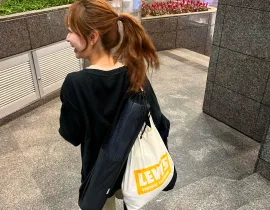 スポーツセンターに向かって歩いているショウジさん