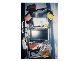 フィルムカメラで撮影された、金属製ラックに生活用品が並んでいる写真